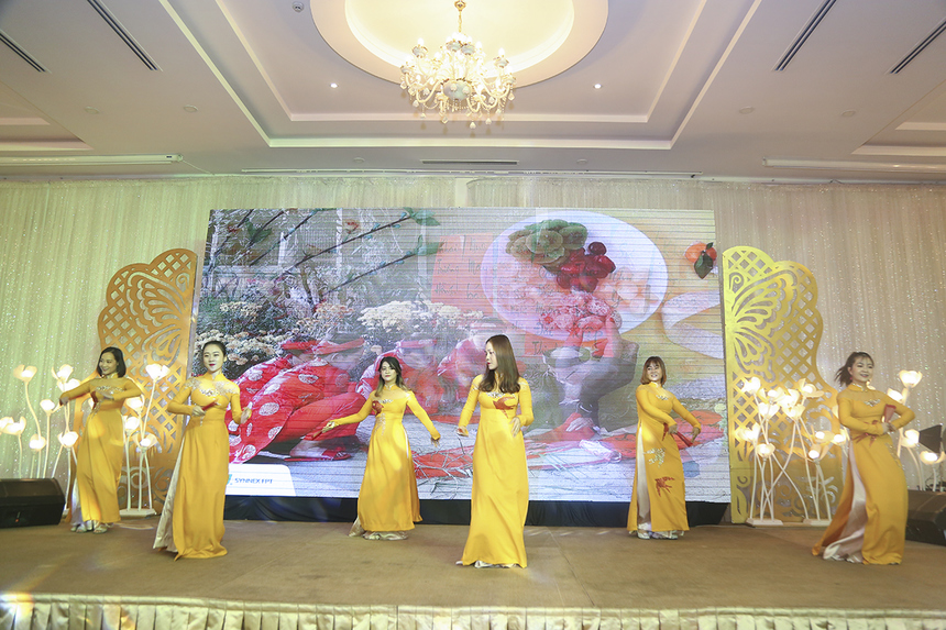  Chương trình tổng kết năm 2019 của Synnex FPT được mở màn bằng tiết mục múa "Đón xuân tuyệt vời". Năm 2019 đã đánh dấu một năm thắng lớn của đội văn nghệ nhà Phân phối khi liên tiếp giành những giải thưởng lớn, như: giải Nhất hội thi Sao Chổi phía Nam và giải cá nhân ở hội diễn 13/9 miền Bắc.