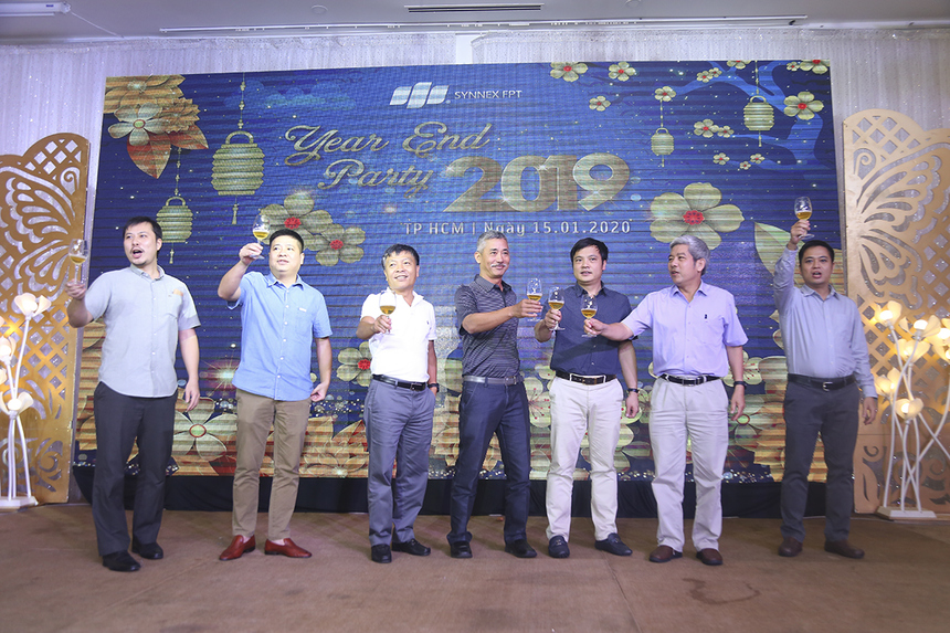  Anh Nguyễn Văn Khoa - CEO FPT, anh Nguyễn Tuấn Hùng - Giám đốc FPT HCM cùng ban lãnh đạo Synnex FPT đã cùng nhau nâng cốc chúc mừng toàn thể thành viên nhà Phân phối đã vượt qua năm 2019 đầy khó khăn và đón chào năm 2020 với những thử thách mới.