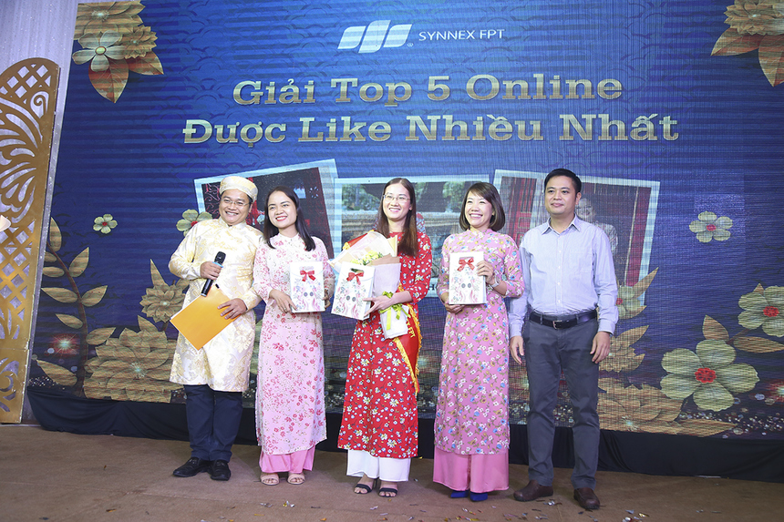  Trong phần thi Miss Áo dài Synnex FPT, chị Nguyễn Thị Khánh Vân (đơn vị FPF, áo đỏ) đã nhận giải thí sinh được bình chọn online nhiều nhất. Ngoài ra, trong top 5 còn có chị Lê Thị Minh Hòa và Võ Thị Ngọc Dung (đều đến từ FPF).