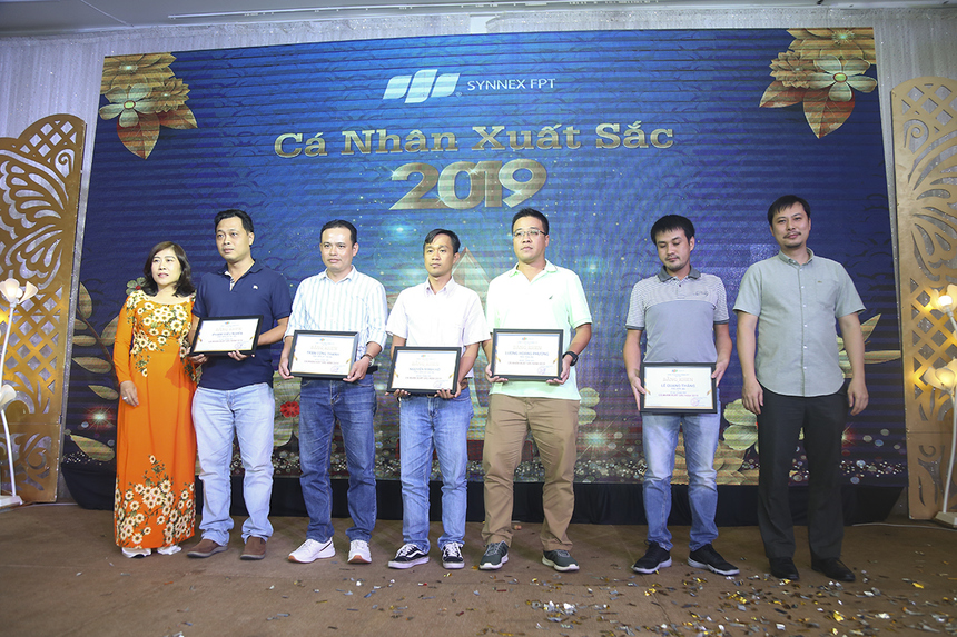  Chị Nguyễn Thị Thanh Lê - Giám đốc Synnex FPT HCM đã trao giấy khen cho những CBNV đạt danh hiệu "Cá nhân xuất sắc" năm 2019. 