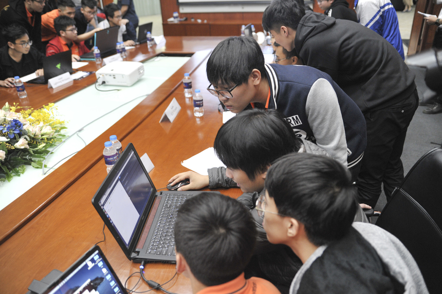 Bước vào vòng thi đầu tiên, 9 đội được cấp một tài khoản trên nền tảng https://codelearn.io để tham gia vào phần thi lập trình nhanh, gồm tối đa 10 câu hỏi khác nhau. Nền tảng lập trình chấp nhận ngôn ngữ C++ và Python. 