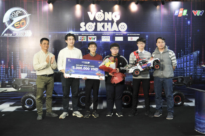  Vẫn còn nguyên cảm xúc hồi hộp và xúc động, Phan Quang Huy - thành viên đội Goodgame (sinh viên K14 ngành Khoa học Máy tính ĐH FPT) chia sẻ: "Đây là thành quả xứng đáng khi chúng em đã cố gắng để giải được bài toán mà BTC đặt ra. Hôm nay thi đấu với 909, kết quả cân bằng. Có những lúc em tưởng chừng đã mất ngôi đầu vào tay đội bạn. Nhưng cuối cùng may mắn đã mỉm cười với đội của em". Nam sinh cũng bật mí thêm: "Em có quan sát trên fanpage, khá nhiều đội bỏ qua phần thi tự luận nhưng bọn em thì không. Và bọn em đã đúng khi số điểm của 3 câu đó đã mang lại bước đột phá so với các đội ở vòng 1". Giành vé bán kết, Quang Huy tự tin ĐH FPT năm nay sẽ lấy lại vị thế: "Chúng em sẽ nỗ lực hết mình để đưa ĐH FPT tiến vào chung kết và thu hoạch kết quả tốt nhất có thể".