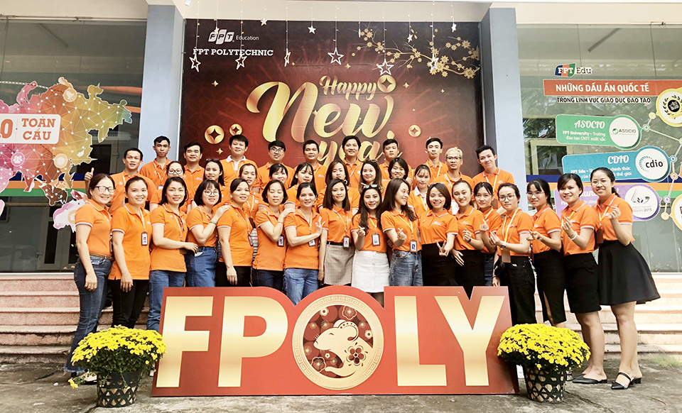 <p style="text-align:justify;"> Đội ngũ cán bộ, giảng viên FPT Polytechnic Đà Nẵng chụp hình lưu niệm và hô vang khẩu hiệu "tăng trưởng" cho năm 2020. </p>