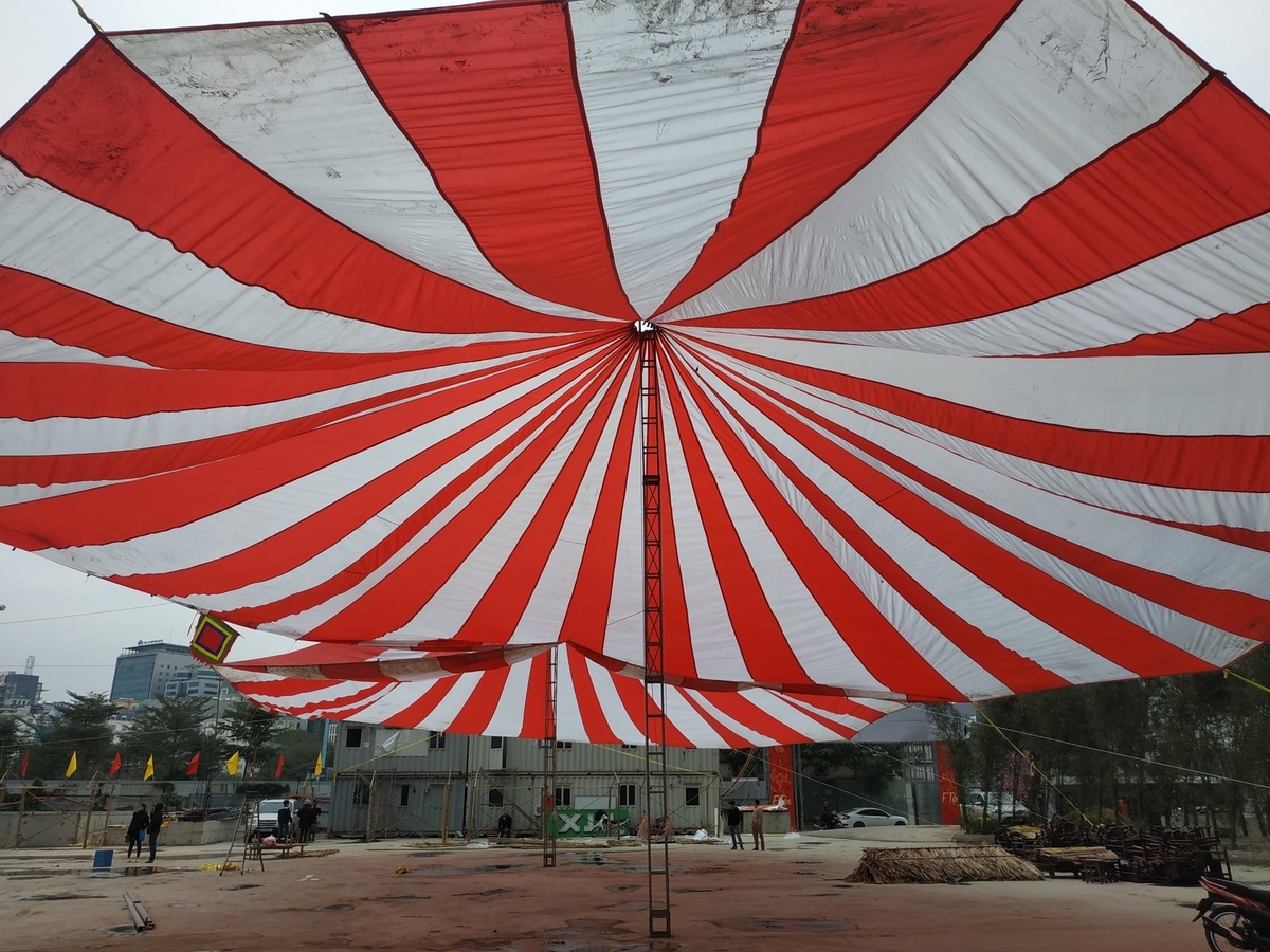 <p> BTC chuẩn bị 2 tấm bạt cỡ lớn để giúp người tham dự tránh mưa gió ngoài công trường. </p>