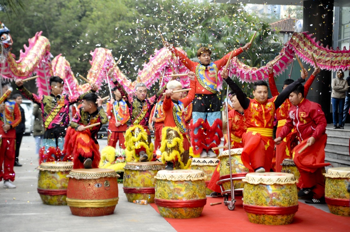 <p> Màn múa rồng góp phần tạo không khí vui tươi, gửi gắm ước mong một năm phát triển rực rỡ, nhiều bước tiến tích cực của người nhà F. </p>