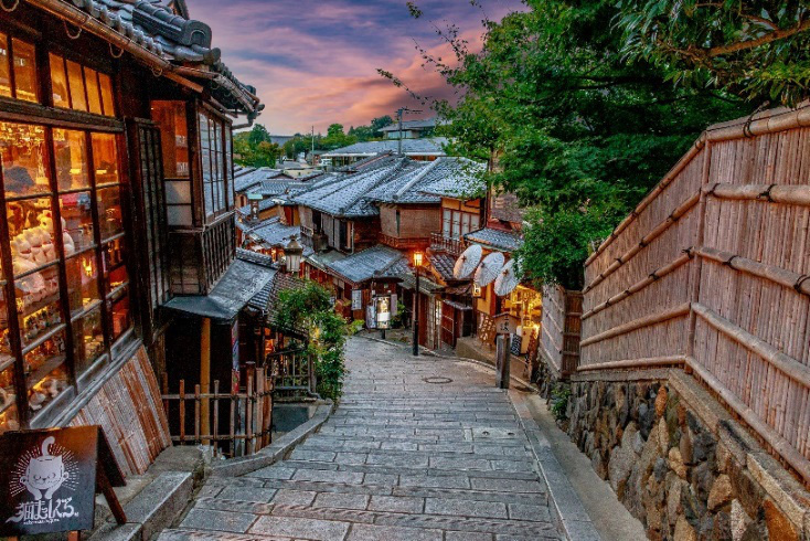 <p class="Normal"> Dốc phố Ninenzaka ở Kyoto – Nhật Bản trong ráng chiều, với kiến trúc cổ kính và cửa hàng ấm áp ánh đèn khiến bạn liên tưởng đến những thước phim anime đặc trưng của xứ hoa anh đào. Ảnh: Vũ Văn Lâm</p>