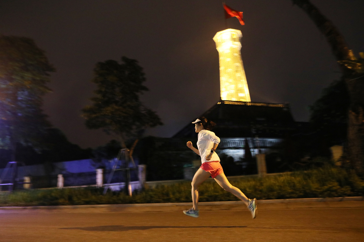 <p class="Normal" style="text-align:justify;"> Trên cung đường cho cự ly 21 km và 42 km, runner sẽ đi qua nhiều địa điểm nổi tiếng như Cột cờ Hà Nội, lăng Chủ tịch Hồ Chí Minh, những công trình mang tính biểu tượng...</p>
