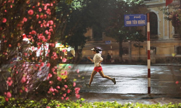 Xuyên màn đêm 15 độ, nữ runner thử đường chạy VM Hanoi Midnight