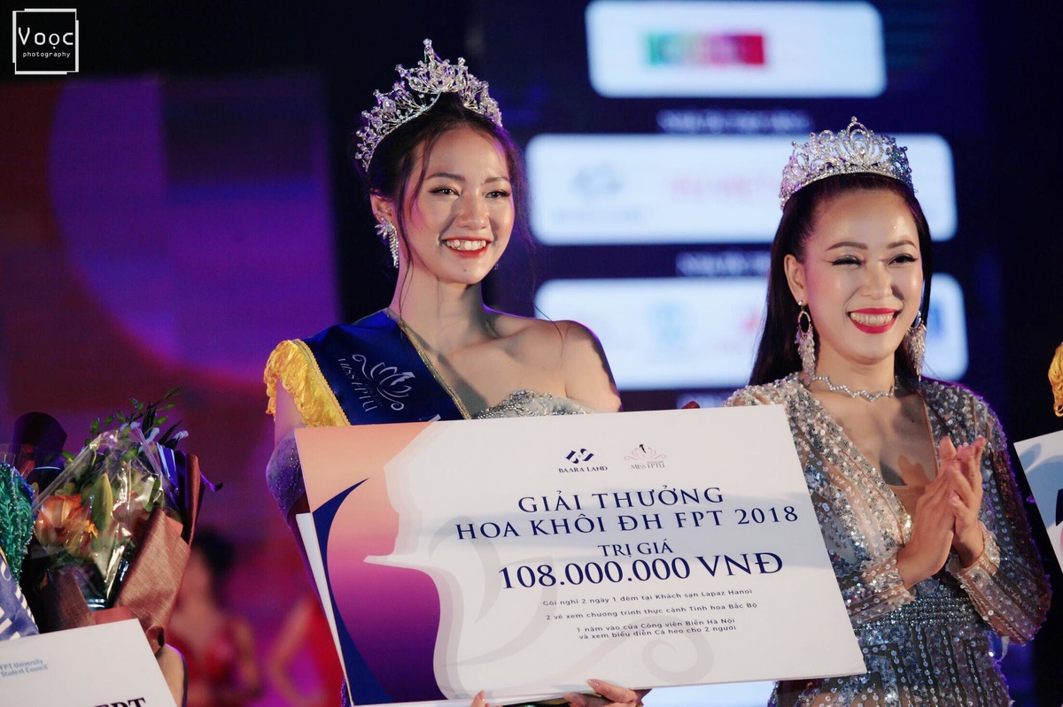 <p class="Normal"> Bảo Ngọc đăng quang Hoa khôi Miss FPTU 2018 cùng hai giải phụ Hoa khôi Tài năng, Miss Ảnh.</p>