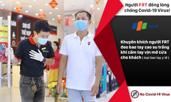 Nhân viên FPT Retail dùng găng tay, xịt khử trùng phòng chống dịch bệnh