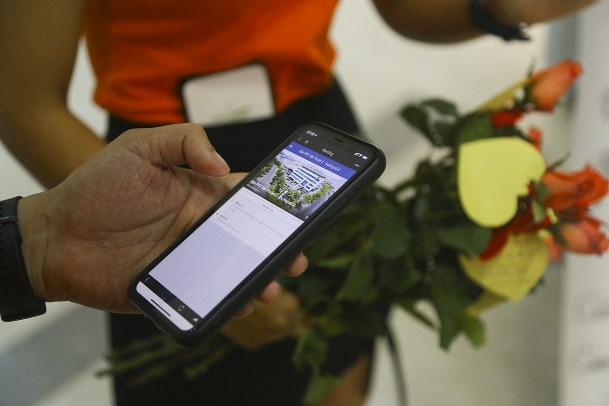 <p style="text-align:justify;"> Những người nhận hoa sẽ cùng nhau check mã QR code để tham gia vào group "Dân FPT Tân Thuận" để từ đó có thể tham gia những chương trình thiện nguyện tiếp theo.</p>