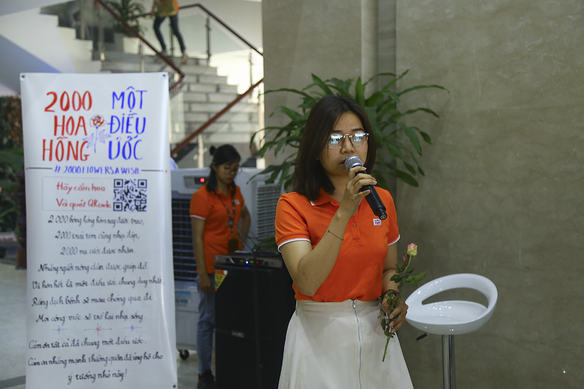 <p> Trong không gia sảnh tòa nhà, chị Thu Hoài hát tặng cho chương trình và những thành viên nhà F được trao hoa bài hát "Cảm ơn cuộc đời".</p>
