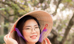 Thiếu nữ Phần mềm khoe dáng bên hoa ban