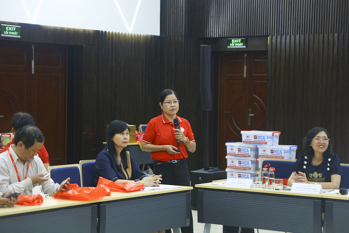 <p style="text-align:justify;"> Bác sĩ Trần Thị Như Tố, Giám đốc Trung tâm Hiến máu nhân đạo TP HCM chia sẻ với đại biểu có mặt ở hội thảo về công dụng và cách thức sử dụng nguồn máu hiến.</p>