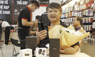 FPT Shop giao hơn 3.000 máy Galaxy S20 Series trong ngày mở bán