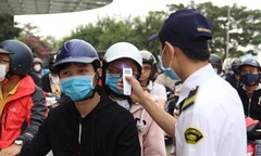 Người F Đà Nẵng kiên nhẫn ngày đầu đo thân nhiệt phòng Covid-19