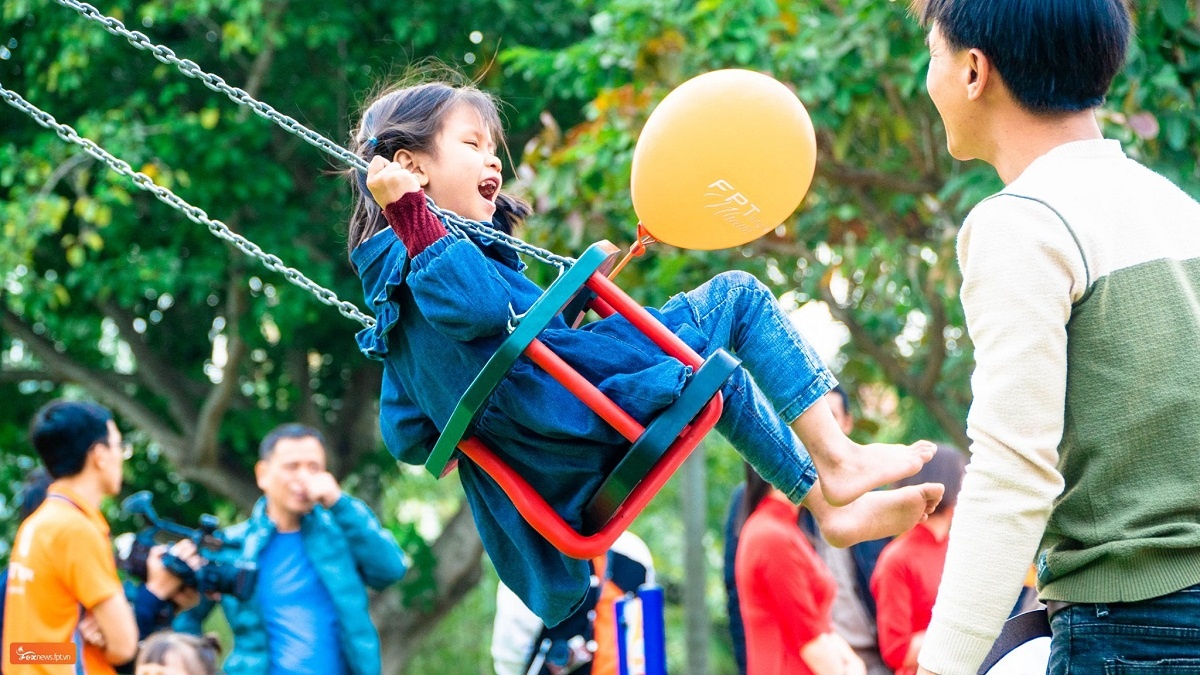 <p class="Normal"> Trên khắp 59 tỉnh thành ở Việt Nam đều vang tiếng cười của trẻ em ở các sân chơi tập thể. 63 sân chơi được góp sức từ hàng triệu bước chân của CBNV nhà “Cáo”. Ảnh: <strong>FoxSteps.</strong></p>