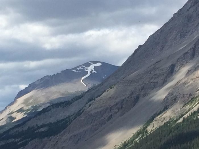 <p class="Normal"> Tuyết trên đỉnh núi này trông giống như một con thằn lằn</p>