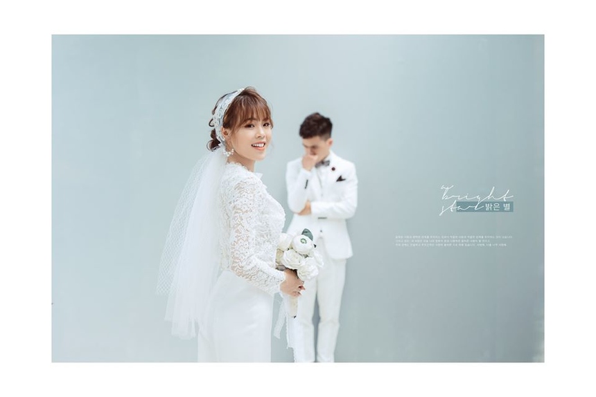 <p class="Normal" style="text-align:justify;"> <span>"Học hết kỳ 1 năm nhất thì gia đình xảy ra chút chuyện nên mình tạm gác chuyện học hành lại. Từ đó, chúng mình yêu xa mất gần 1 năm. Thời gian đấy, chồng mình vẫn thường xuyên từ Hà Nội về quê thăm mình. </span><span>Vừa rồi mình đi học trở lại, 2 đứa cũng xảy ra chút khúc mắc nên chia tay nhau. Cứ tưởng thế là hết, vậy mà tình cảm dành cho nhau vẫn còn rất nhiều cộng thêm sự vun vén của hai bên gia đình nên chúng mình quay lại và tổ chức đám cưới luôn", Quỳnh Anh kể lại.</span></p>