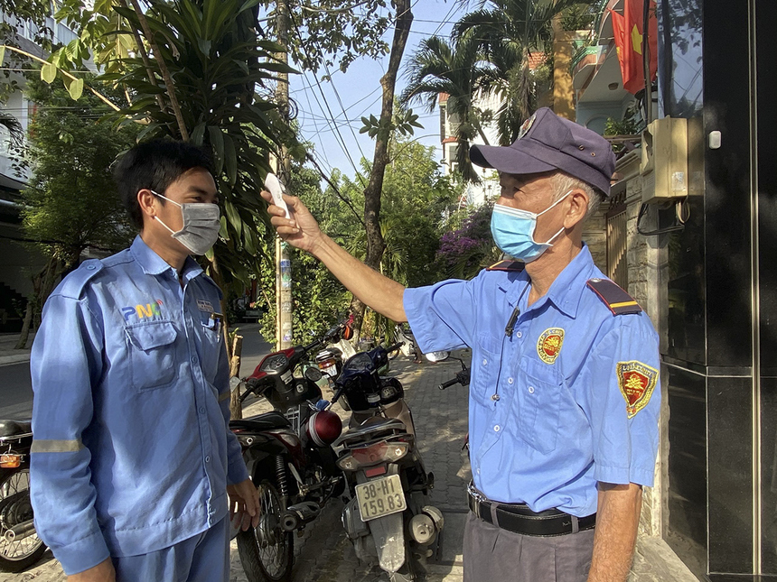  Vào mỗi buổi sáng, các kỹ thuật viên PNC đều được đo thân nhiệt đảm bảo đủ sức khỏe trước khi bắt đầu công việc. "Đây là việc làm cần thiết trong mùa dịch như hiện nay", anh Huỳnh Thanh Phúc chia sẻ.