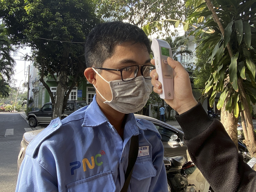  "CBNV kỹ thuật đều đảm bảo trang bị đầy đủ các biện pháp phòng tránh như khẩu trang và nước rửa tay. Trước khi đi làm CBNV đều phải đo thân nhiệt. Đối với việc tiếp xúc khách hàng, bắt buộc toàn bộ nhân viên đeo khẩu trang để đảm bảo an toàn cho cả hai", anh Phạm Như Hoài Bảo - GĐ Trung tâm Quản lý Đối tác phía Nam - cho biết.
