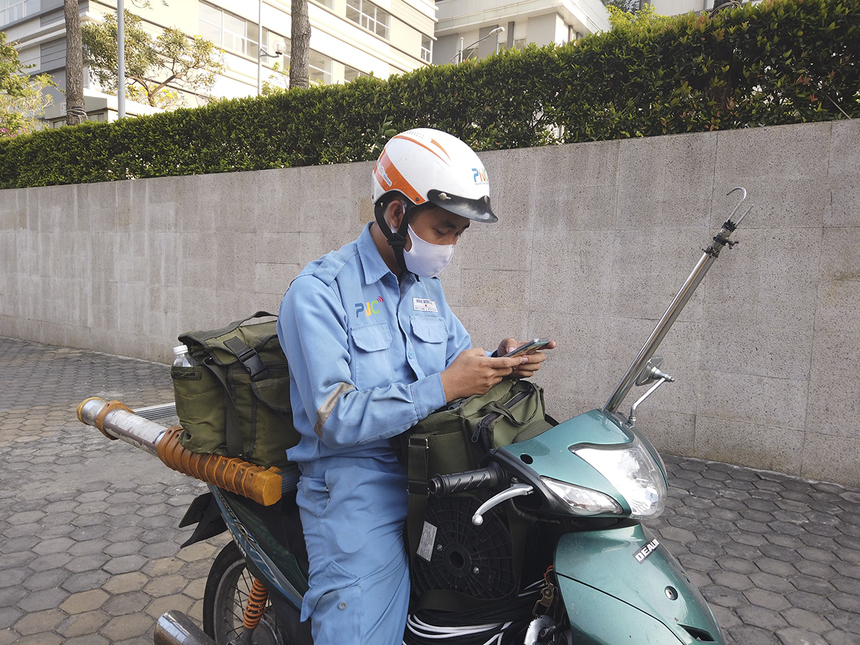  Không chỉ đưa ra quy định, PNC còn trang bị khẩu trang vải kháng khuẩn (có thể giặt và dùng lại nhiều lần) cho nhân viên kỹ thuật - những người tiếp xúc trực tiếp với khách hàng.