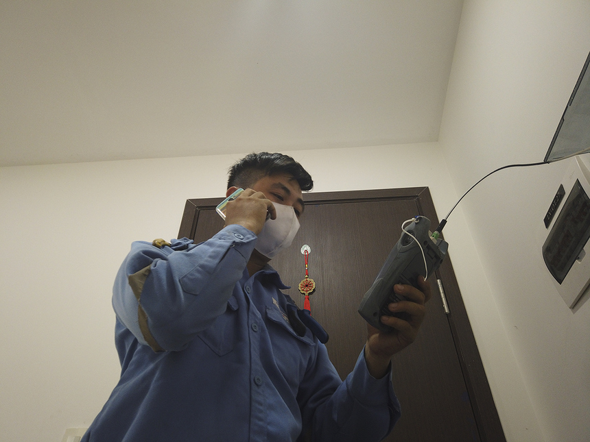  Số ca vụ hằng ngày đều đặn từ 6-7 ca/kỹ thuật viên, ổn định so với giai đoạn trước khi dịch Covid-19 bùng phát. Do lịch hẹn của khách hàng, thỉnh thoảng các anh vẫn phải thực hiện ca vụ đến hơn 19h. 