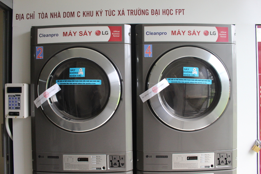 <p> Các khu ký túc đều được trang bị máy giặt giúp đoàn cách ly chủ động hơn trong thời gian ở tại Hoà Lạc Campus. Liền sát khu giặt giũ, trường cũng dán các bảng hướng dẫn, lưu ý khi sử dụng trang thiết bị trong ký túc.</p>