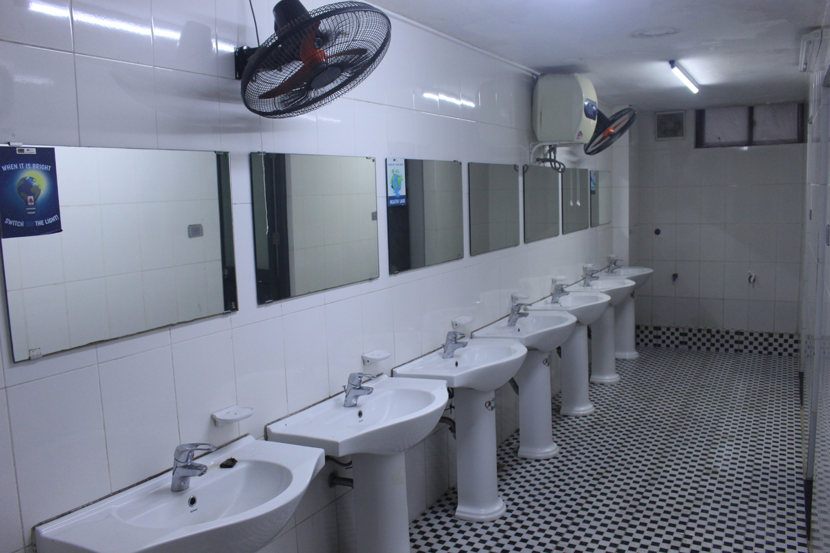 <p class="Normal"> Dom E cũng sở hữu khu vệ sinh chung hiện đại, sạch sẽ. Mỗi tầng có 2 khu vệ sinh được đặt tại hai đầu của tầng.</p>