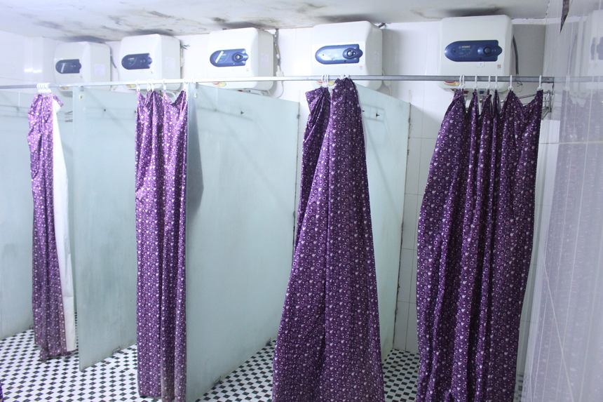 <p class="Normal"> Nhà tắm đảm bảo riêng tư với đường nước nóng - lạnh đáp ứng nhu cầu của khách trong thời gian cách ly.</p>