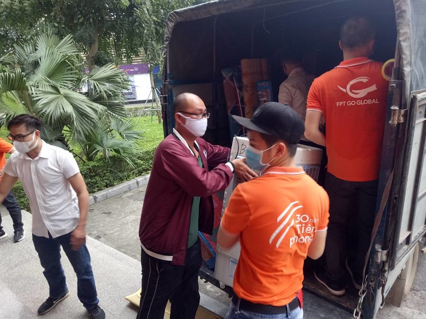 <p class="Normal"> Lãnh đạo FPT Edu xác định đây là một khối lượng công việc khổng lồ trong thời gian quá gấp rút. Nhất là đang mùa dịch, Chính phủ kêu gọi công dân ở nhà, làm sao 2.000 sinh viên ùn ùn lên trường để dọn đồ về được. Chưa kể có những em tận Sài Gòn, Đăk Lăk... Nhưng việc khó mấy, khi tổ quốc gọi, chúng ta cũng sẵn lòng chung tay gánh vác. Ngay lập tức, các nhóm làm việc được phân công rõ ràng: Thực địa lại để đánh giá chính xác khối lượng công việc cần làm, thông báo cho học sinh, sinh viên và phụ huynh để có phương án dọn đồ, lên phương án hỗ trợ.</p> <p class="Normal"> "Phòng sinh viên ở 4-5 năm học, nói đây là nhà của các em cũng không sai chút nào", chị Nguyễn Thúy Châm, Trưởng phòng Hành chính ĐH FPT, người tham gia từ đầu, chia sẻ. <span>“Người ta dọn nhà cho một người đã mất mấy ngày trời. Đây dọn nhà cho 2.000 người trong chưa đến 2,5 ngày - OKR này khổng lồ quá”.</span></p>