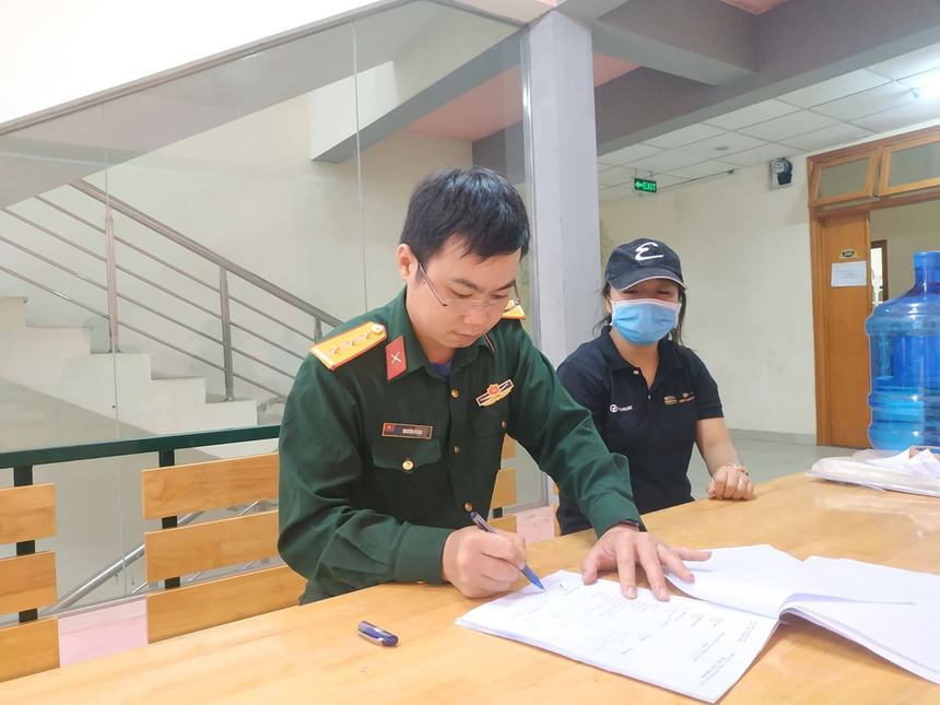 <p> Chiều nay (ngày 23/3), đại diện ĐH FPT đã ký bàn giao khu ký túc xá cho Quân khu Thủ đô làm nơi cách ly người Việt từ nước ngoài về tránh dịch Covid-19.</p> <p> "FPT biết ơn và tự hào tấm lòng của các bạn lo cho đồng bào trong cơn hoạn nạn. Tối nay sẽ có nhiều bạn trẻ và gia đình của họ thở phào và mỉm cười đi vào giấc ngủ sau bao đêm lo âu, trằn trọc", Chủ tịch FPT Trương Gia Bình nhắn gửi các đồng nghiệp đêm 22/3.</p>