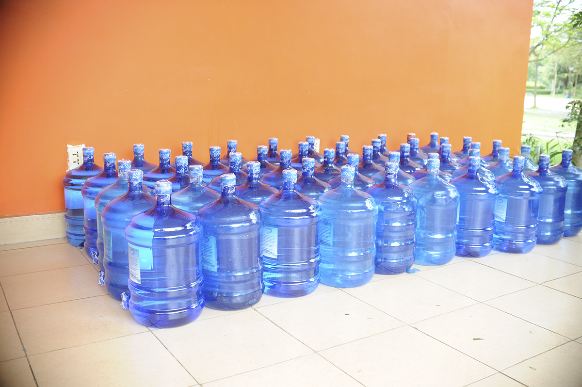 <p> Nước uống và thực phẩm được tiếp tế thường xuyên cho khu cách ly để chuẩn bị đón những người dân đầu tiên đến.</p>