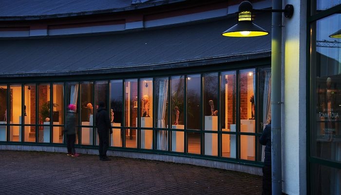 <p class="Normal"> Bảo tàng nghệ thuật, đóng cửa do virus bùng phát, đã sắp xếp lại khu triển lãm để mọi người có thể quan sát từ bên ngoài bất kể ngày hay đêm. Salo, Phần Lan.</p>