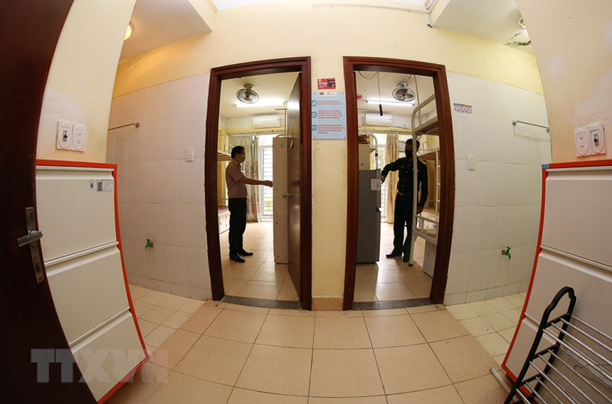<p> Hiện các ký túc xá đã được dọn dẹp sạch sẽ và khử khuẩn. Tổng cộng 4 toà ký túc xá sức chứa 2.000 giường được bàn giao làm khu cách ly và một toà làm nơi nghỉ ngơi cho bộ đội, y bác sĩ. </p>