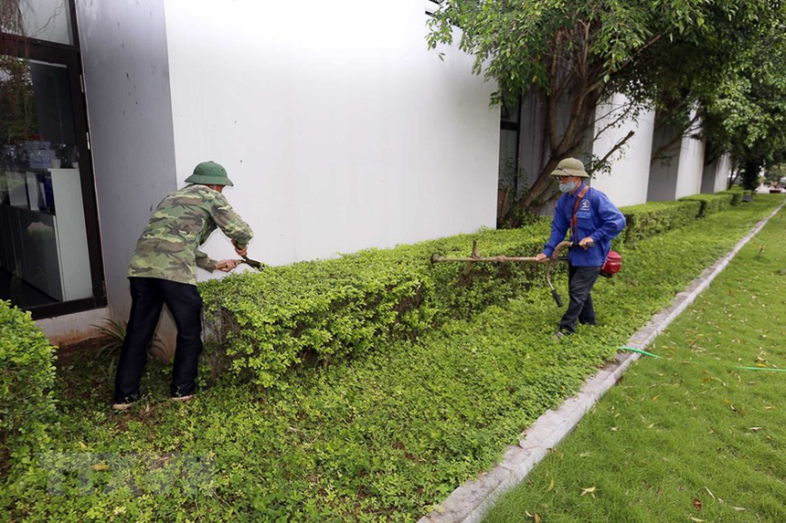 <p> Cây cối xung quanh khu cách ly được cắt tỉa gọn đẹp, thẩm mỹ hơn.</p>