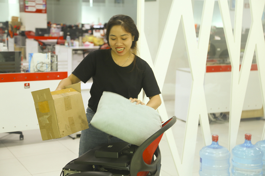 <p> Theo yêu cầu của BLĐ công ty Sen Đỏ nhằm phòng chống dịch Covid-19, toàn bộ CBNV sẽ tạm thời tiến hành làm việc tại nhà từ ngày 26/3 đến 3/4. Toàn bộ nhân viên sẽ trở lại văn phòng từ ngày 6/4.</p>