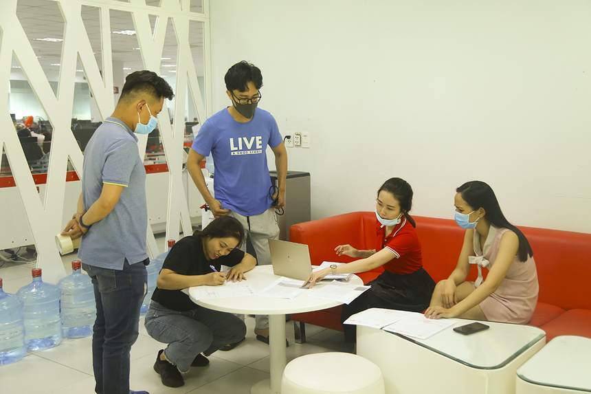 <p class="Normal" style="text-align:justify;"> "Làm việc ở nhà trong giai đoạn này, tôi thấy yên tâm hơn vì hạn chế đến nơi đông người. Sen Đỏ làm việc tại nhà 100% nhưng mọi người vẫn có các công cụ để họp, điểm danh và làm việc. Các phòng ban như: Hành chính, kế toán, nhân sự vẫn có người trực trên công ty mỗi ngày. Hôm qua lúc dọn đồ về, mọi người còn chào vui với nhau là chúc cả nhà ăn tết vui vẻ", chị Quỳnh My (phòng Hành chính) chia sẻ.</p>