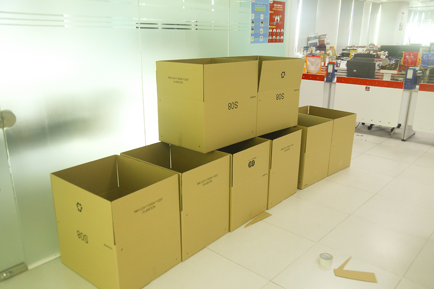 <p style="text-align:justify;"> Sen Đỏ đã chuẩn bị sẵn số lượng lớn thùng carton, băng dính để CBNV thu xếp đồ đạc mang về nhà làm việc.</p>