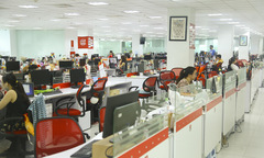 Làm việc tại nhà, CBNV Sen Đỏ bê cả máy tính về