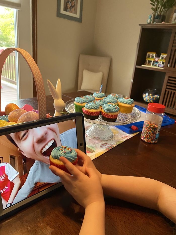 <p class="Normal"> Con gái tôi cho em trai tôi ăn bánh cupcake trong bữa tiệc sinh nhật ảo.</p>