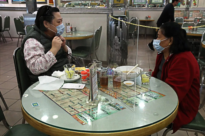 <p> Những tấm bảng trong suốt được đặt giữa các bàn và thậm chí giữa những người ngồi cùng bàn. Ở nơi văn hóa ẩm thực có thói quen chia sẻ thức ăn với nhau như Hong Kong, nỗi sợ đi ăn ở ngoài dâng cao khi từng xảy ra trường hợp thành viên trong cùng một gia đình nhiễm virus Covid-19 khi ăn lẩu cùng nhau. <em>Ảnh: SCMP.</em></p>