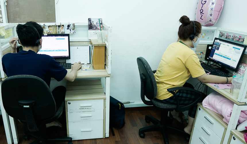 Nhân viên chăm sóc khách hàng FPT Retail (Happy Call) vẫn đến văn phòng làm việc để đảm bảo chất lượng đường truyền. Anh Trần Tuấn Vũ, phụ trách Happy Call, từng thử nghiệm phương án làm việc từ xa, tuy nhiên đường truyền ở nhà không ổn định khiến nhân viên gặp khó khăn trong việc kết nối khách hàng.