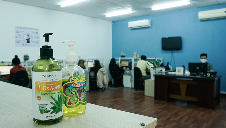 Tại văn phòng, nước rửa tay diệt khuẩn và khẩu trang được sử dụng để đảm bảo sự an toàn cho CBNV.