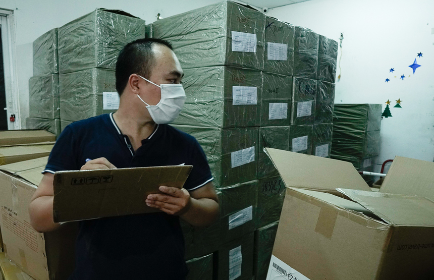 Tất cả nhân viên đều đeo khẩu trang và chủ động giữ khoảng cách an toàn.