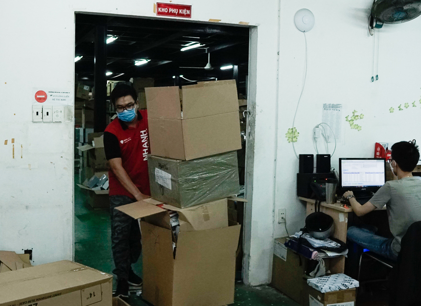 Mùa dịch, nhu cầu về thiết bị điện tử gia tăng. Không khí tất bật ở kho được so sánh với đợt cao điểm Tết hằng năm.