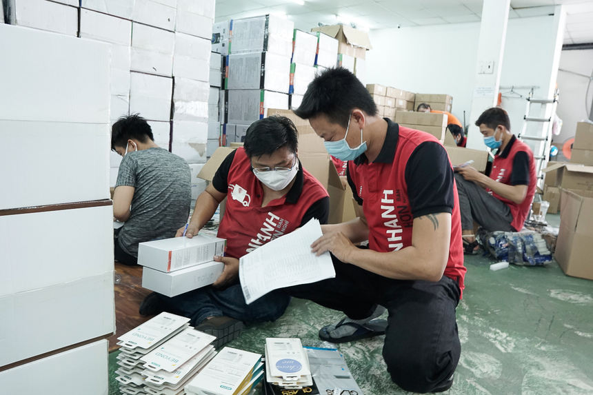 Kho tổng FPT Retail có hai cơ sở nằm tại các hẻm khác nhau tại đường Cộng Hòa, quận Tân Bình, TP HCM. Trước đây, nhân viên các kho thường qua lại hỗ trợ nhau khi cần thiết. Từ lúc dịch Covid-19 xuất hiện, anh Trần Tấn Lộc - Trưởng phòng kho vận miền Nam - đưa ra phương án cố định nhân sự tại mỗi kho, đề phòng có phong toả một bên vẫn còn bên còn lại làm việc và hỗ trợ.
