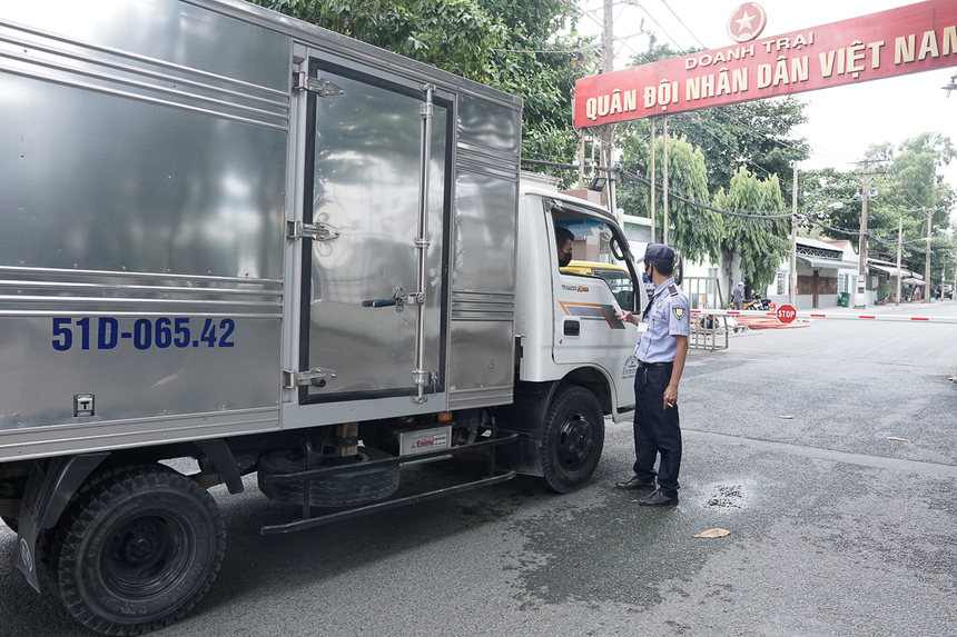 Tại lối vào ngõ, nhân viên an ninh khu phố cũng kiểm tra thân nhiệt mọi đối tượng đi vào để đảm bảo an toàn cho người dân, các cơ sở kinh doanh bên trong.