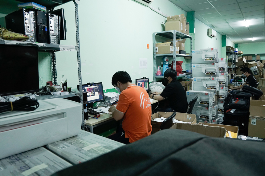 Kho hàng laptop - điện thoại không bị quá tải dù cầu tăng vọt, do hàng hóa được chia bớt trực tiếp về các cửa hàng.