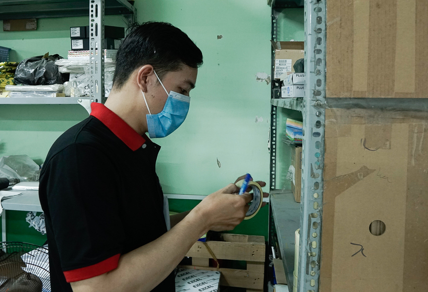 Ngoài các biện pháp an toàn ở kho, nhân viên kho được nhắc nhở tránh tụ tập bên ngoài, tuân thủ các biện pháp phòng dịch. Nhân viên kho cũng được chuẩn bị giấy điều động công tác đề phòng trường hợp cần xuất trình lực lượng công an.